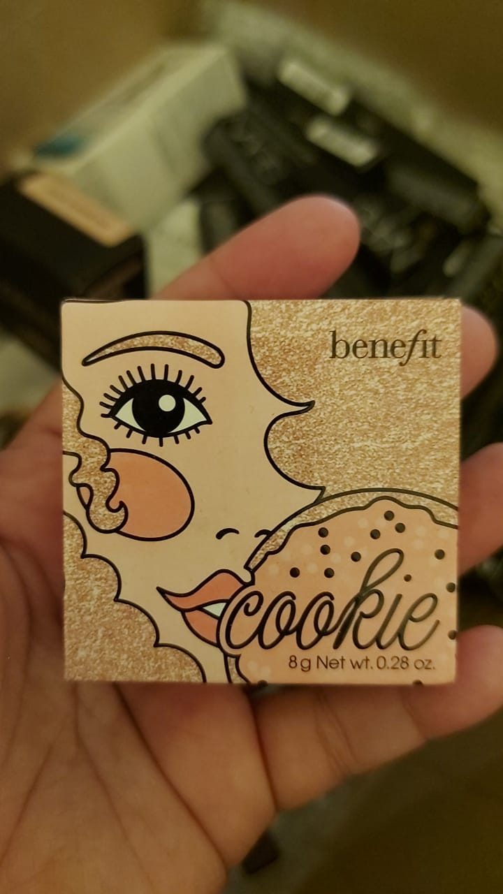 BENEFIT Cookie  Golden pearl highlighter 8.0 g Net wt. 0.28 oz.

Golden pearl highlighter